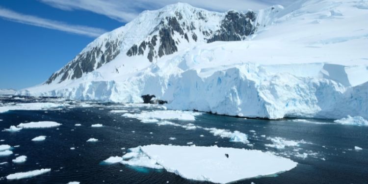 Satellites observe glacier committing “ice piracy”