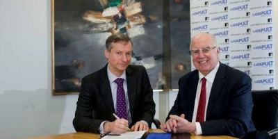 Sir Alan Langlands, Vice-Chancellor of the University of Leeds, and Paul Campion, Chief Executive Officer of TSC, signing the agreement.