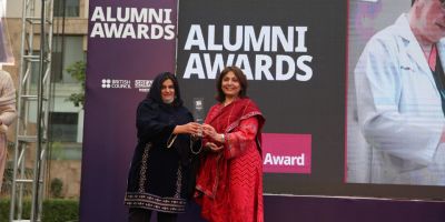 Dr Hifza Rasheed Geog alum receiving award.