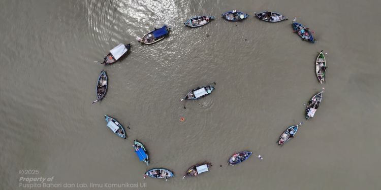 16 Boats lined in a circle on water