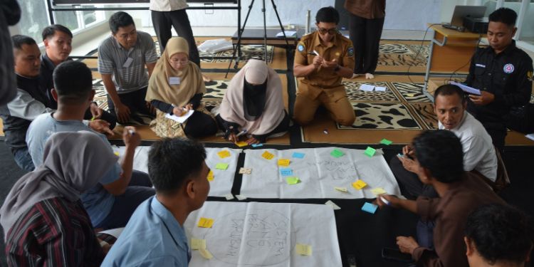 Community members at the network sharing ideas