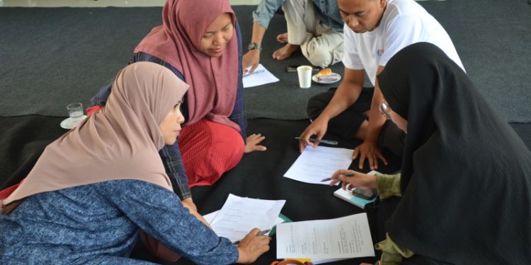 Disaster justice network members engage with storytelling ideas
