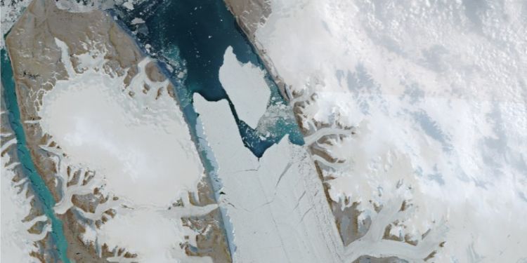 Leeds Professor part of international team monitoring Manhattan-sized glacier break
